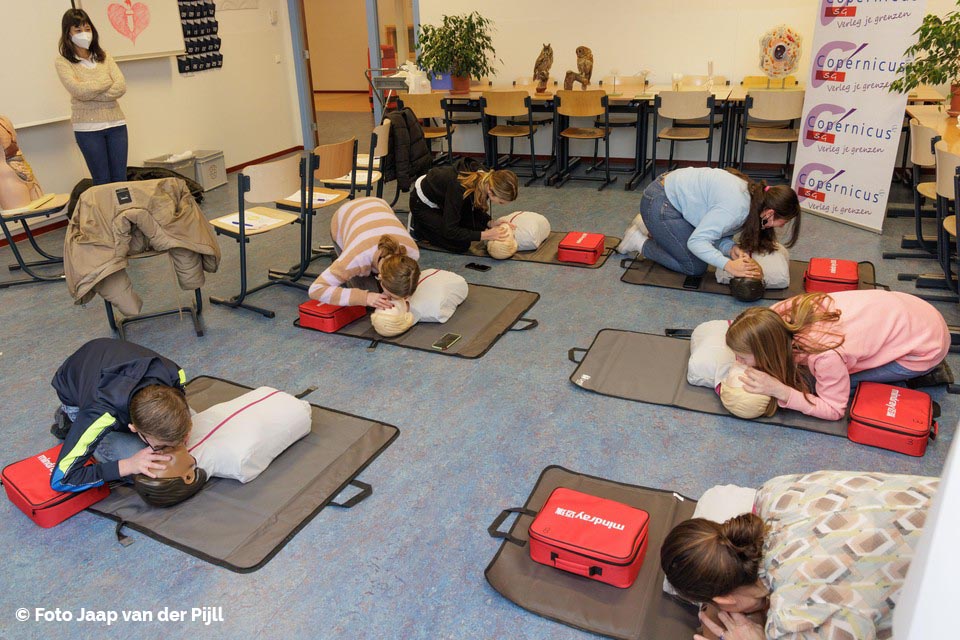 Tweedeklassers Copernicus in Hoorn halen AED-examen tijdens ’open schoolplein’